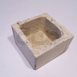 Grobe quadratische Schale aus Beton