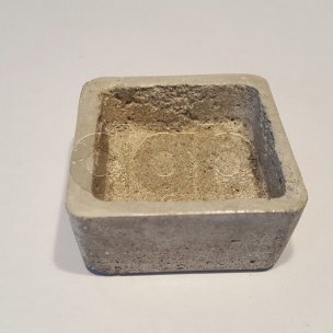 Kleine quadratische Schale aus Beton